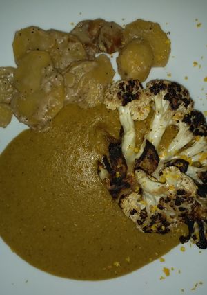 Una foto de Vegan Stake con crema de espárragos y papas en almendra