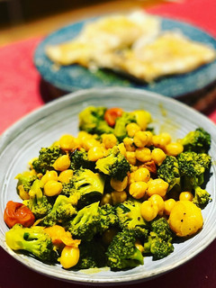 Una foto de Curry de garbanzos y brócoli 🥦 con bacalao a la plancha y ajo aceite