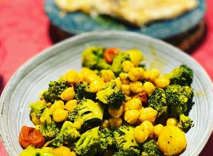 Foto principal de Curry de garbanzos y brócoli 🥦 con bacalao a la plancha y ajo aceite