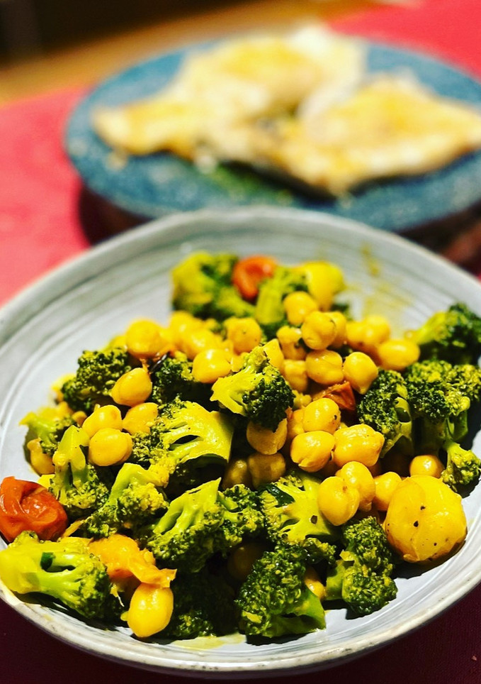 Una foto de Curry de garbanzos y brócoli 🥦 con bacalao a la plancha y ajo aceite