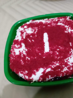 एग्ग्लेस रेड वेलवेट केक (eggless red velvet cake recipe in Hindi) रेसिपी मुख्य फोटो