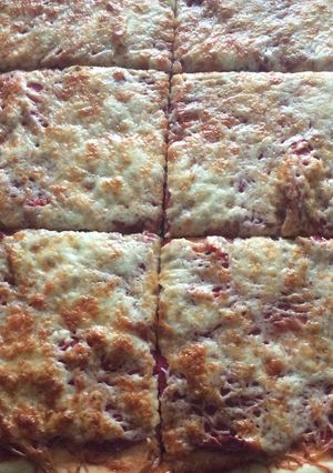 Szalámis pizza recept fotója