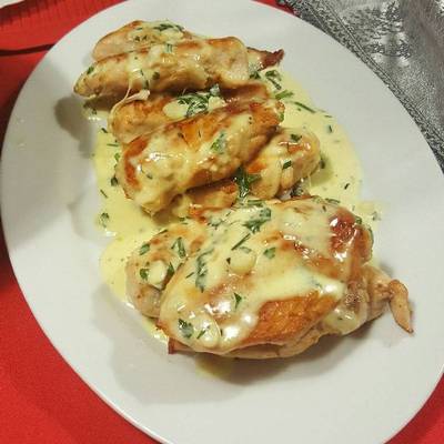 Pechugas de pollo en salsa de perejil Receta de Felix Paredes- CookpadCompartir un CooksnapCompartir-image
