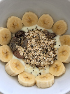 Una foto de Yogur con chía, frutos secos y plátano