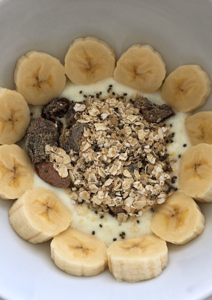 Una foto de Yogur con chía, frutos secos y plátano