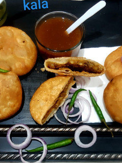 ખસ્તા પ્યાઝ કચોરી(Khasta pyaz kachori recipe in Gujarati) રેસીપી મુખ્ય ફોટો