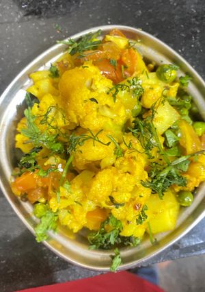 A picture of Gobhi aloo matar.