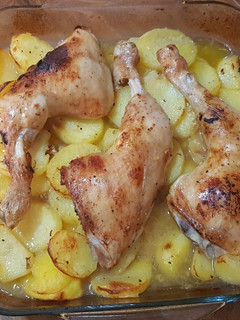 Una foto de Muslos de pollo con patatas en salsa de licor 43