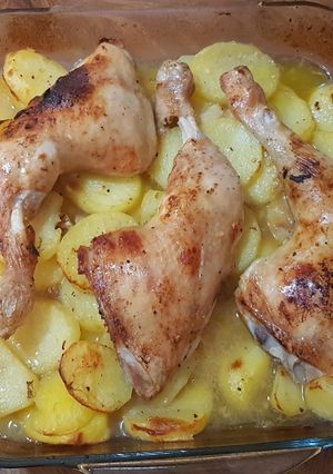 Foto principal de Muslos de pollo con patatas en salsa de licor 43