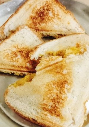 A picture of Aloo toast.
