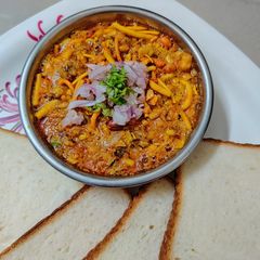 A picture of Kolhapuri Bread Misal.
