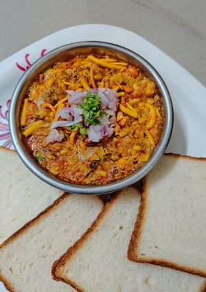 A picture of Kolhapuri Bread Misal.