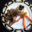 Aleta de tiburón, torre de arroz con vegetales y zanahorias al tiempo