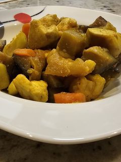 Una foto de Salteado de pollo con calabacín, berenjena y zanahorias al curry