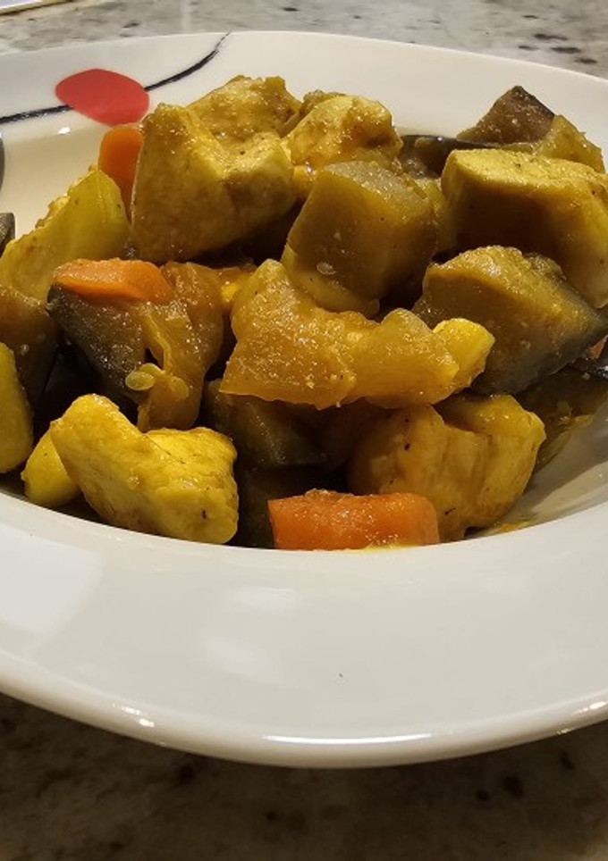 Una foto de Salteado de pollo con calabacín, berenjena y zanahorias al curry
