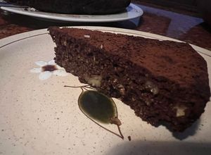 Una foto de BROWNIE de chocolate y harina de almendras con NUECES (sin gluten)