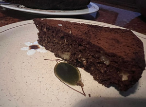 Una foto de BROWNIE de chocolate y harina de almendras con NUECES (sin gluten)
