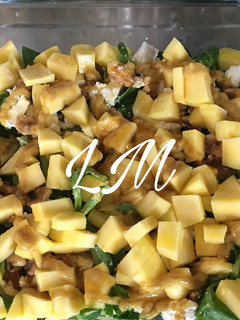 Una foto de Ensalada de canónigos con rulo de cabra, mango y nueces