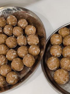 आटा गोंद लड्डू(aata gond ka laddu recipe in hindi) रेसिपी मुख्य फोटो