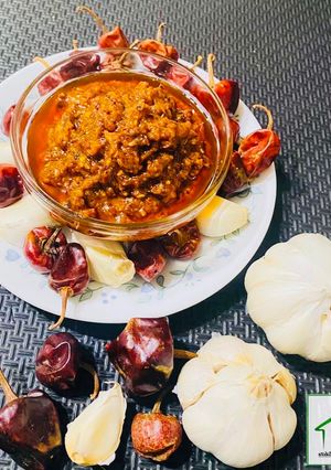 गार्लिक चिली हॉट चटनी (Garlic chili hot chutney recipe in hindi) रेसिपी मुख्य फोटो