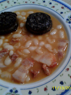 Una foto de Alubias de riñón con panceta ibérica y morcilla de burgos