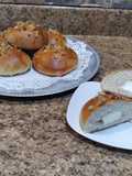 Dulce pan relleno de queso crema con mermelada