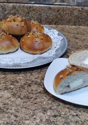 Una foto de Dulce pan relleno de queso crema con mermelada