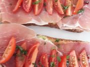 Una foto de dip de jamón serrano