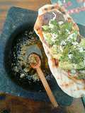 Tostadas con Paté de Porotos Negros, Palta, Oliva y Ajo