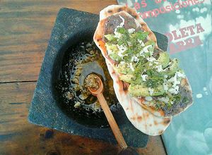 Una foto de Tostadas con Paté de Porotos Negros, Palta, Oliva y Ajo