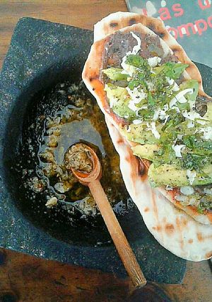 Una foto de Tostadas con Paté de Porotos Negros, Palta, Oliva y Ajo