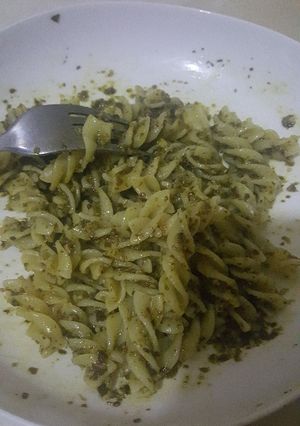 Una foto de Pasta espirales con salsa pesto de espinacas
