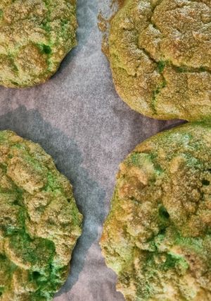 A picture of Oopsie pandan keto cloud bread.