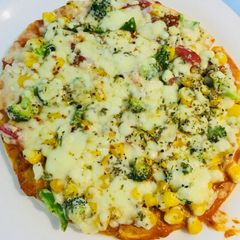 A picture of Veggies cheese pizza.