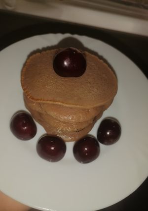 O poză a rețetei Pancakes cu vișine.