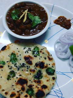 अमृतसरी छोले विथ स्टफड कुलचा (Amritsari chole with stuffed kulcha recipe in hindi) रेसिपी मुख्य फोटो
