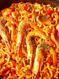 Una foto de Fideuá con salmonetes y gambas