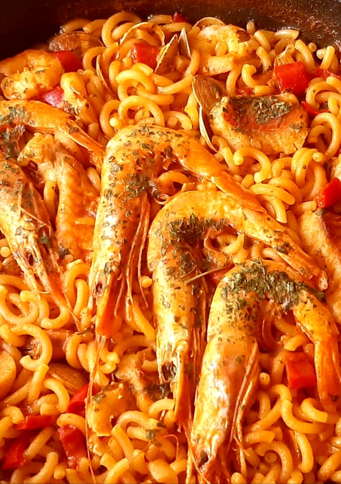 Una foto de Fideuá con salmonetes y gambas