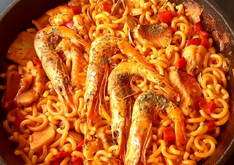 Fideuá con salmonetes y gambas