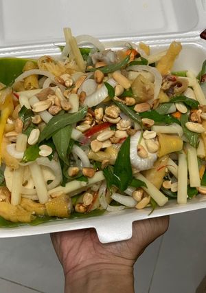 Hình của món Gỏi chân gà rút xương.