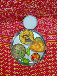 બટાકા નુ રસાવાળુ શાક સાથે ખીચડી કઢી રેસીપી મુખ્ય ફોટો