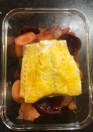 A picture of Smoked fish on healty veggies.