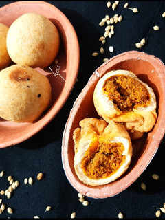 ડ્રાય કચોરી(dry kachori recipe in Gujarati) રેસીપી મુખ્ય ફોટો