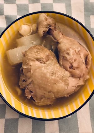 A picture of Daikon Radish Chicken Soup 🐔.