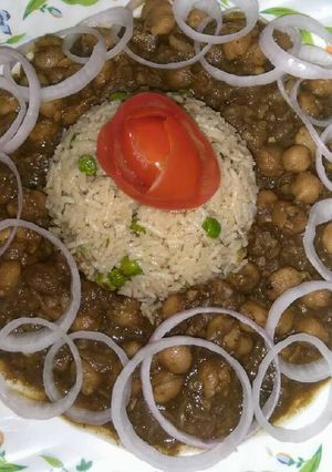 A picture of White Chana with rice.