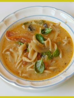 பாஸ்டா (நூடுல்ஸ்) தக்காளி, காளான் சூப்(pasta tomato mushroom soup recipe in tamil) செய்முறை முக்கிய புகைப்படம்