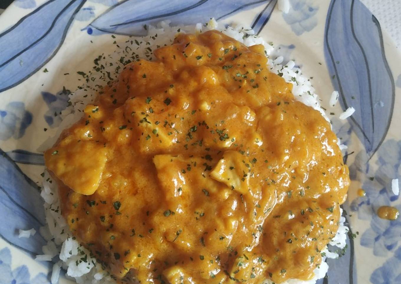 Pollo con arroz al curry y agua de coco 🥥🍛