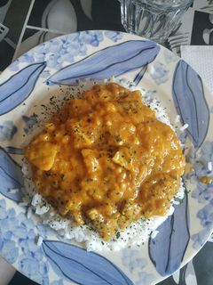 Una foto de Pollo con arroz al curry y agua de coco 🥥🍛