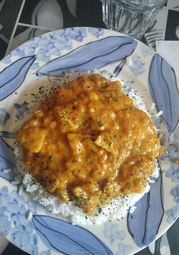 Una foto de Pollo con arroz al curry y agua de coco 🥥🍛