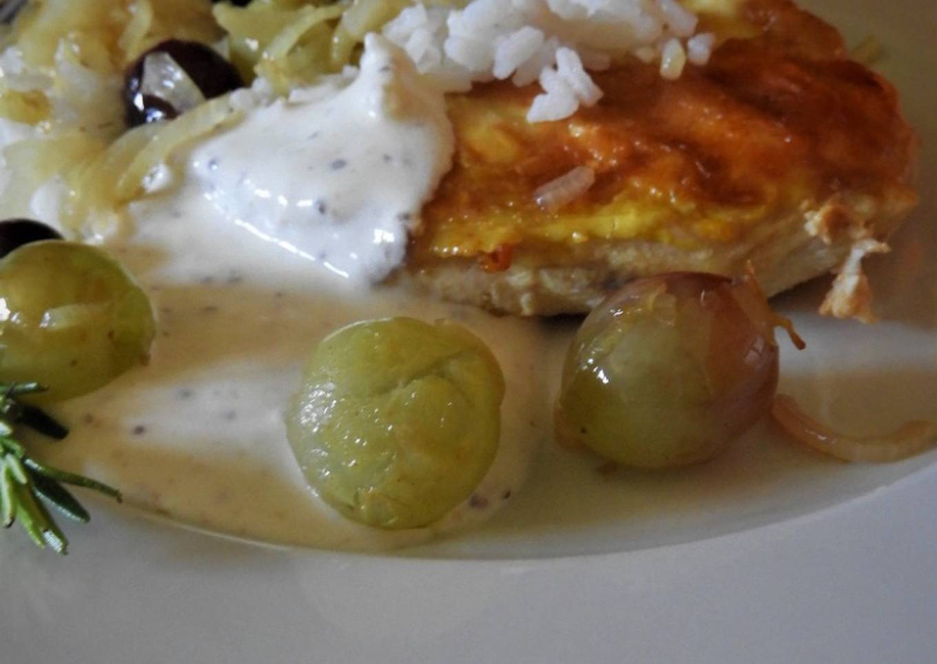 Suprêmes de poulet aux raisins, sauce yaourt moutardée